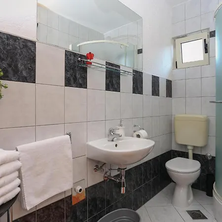 Apartman 1 Bedroom Awesome In Arbanija *